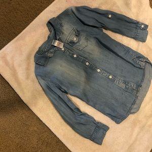 Cute collar shirt great for school.